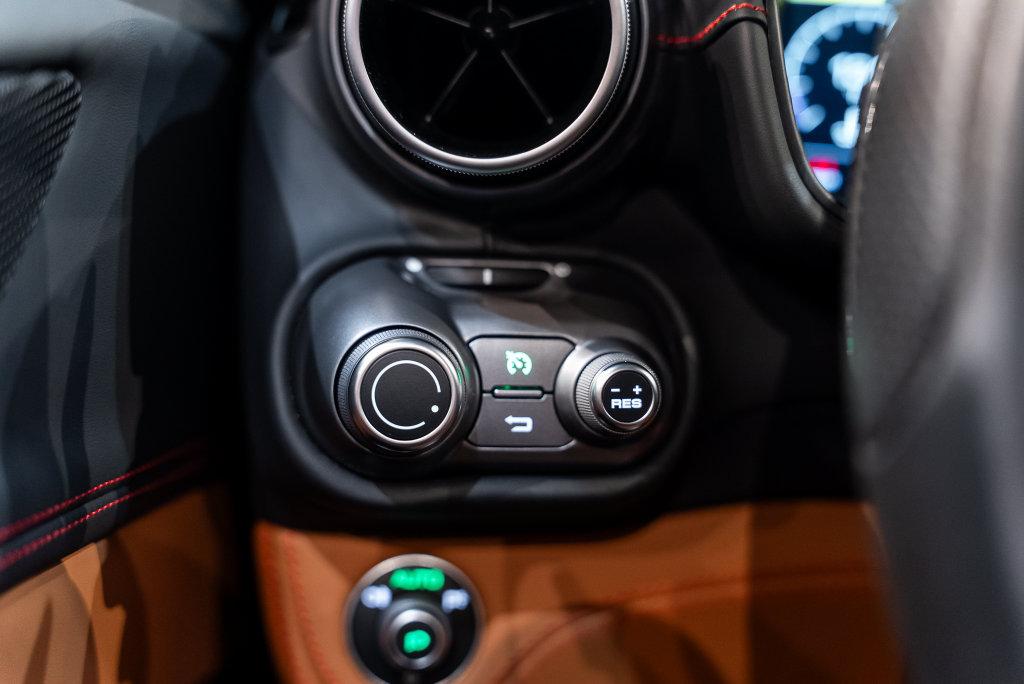 http://www.koenigseggchicago.com/galleria_images/207/207_p39_l.jpg