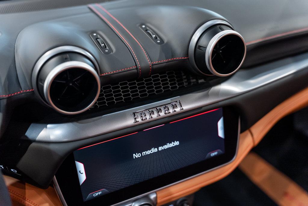 http://www.koenigseggchicago.com/galleria_images/207/207_p40_l.jpg