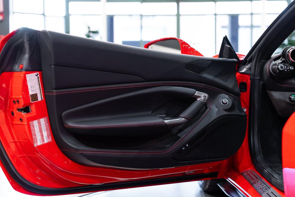 http://www.koenigseggchicago.com/galleria_images/208/208_p25_l.jpg