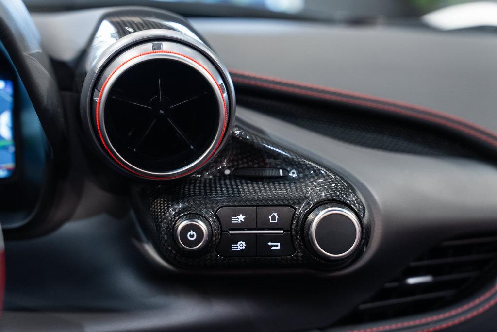 http://www.koenigseggchicago.com/galleria_images/208/208_p33_l.jpg
