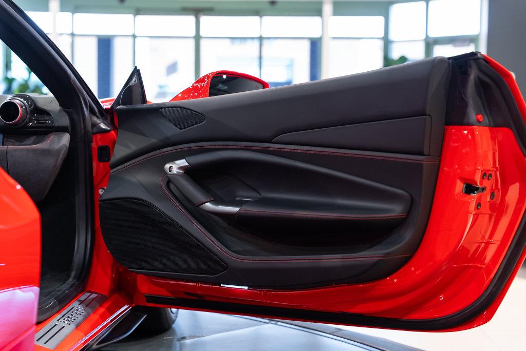 http://www.koenigseggchicago.com/galleria_images/208/208_p49_l.jpg