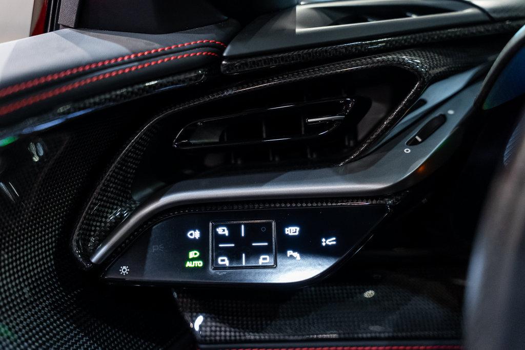 http://www.koenigseggchicago.com/galleria_images/209/209_p39_l.jpg