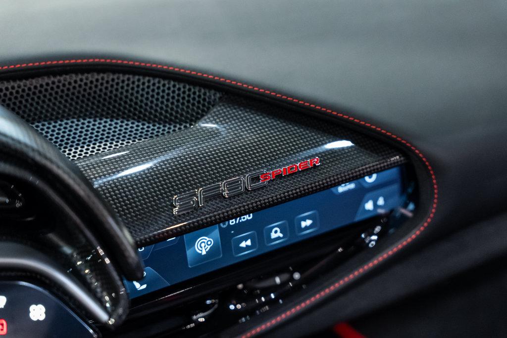 http://www.koenigseggchicago.com/galleria_images/209/209_p42_l.jpg