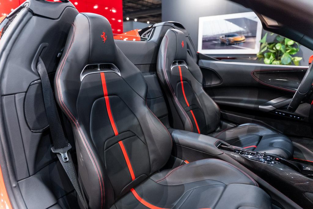 http://www.koenigseggchicago.com/galleria_images/209/209_p50_l.jpg