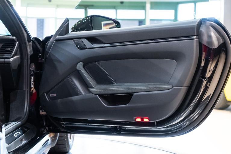 http://www.koenigseggchicago.com/galleria_images/3/3_p38_f.jpg