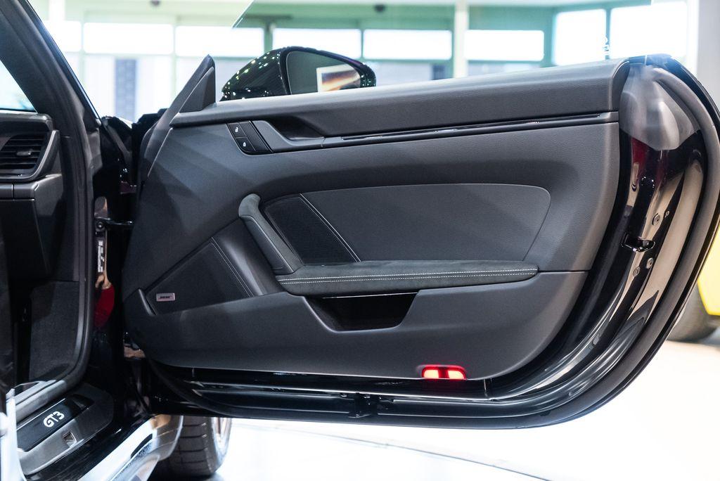 http://www.koenigseggchicago.com/galleria_images/3/3_p38_l.jpg