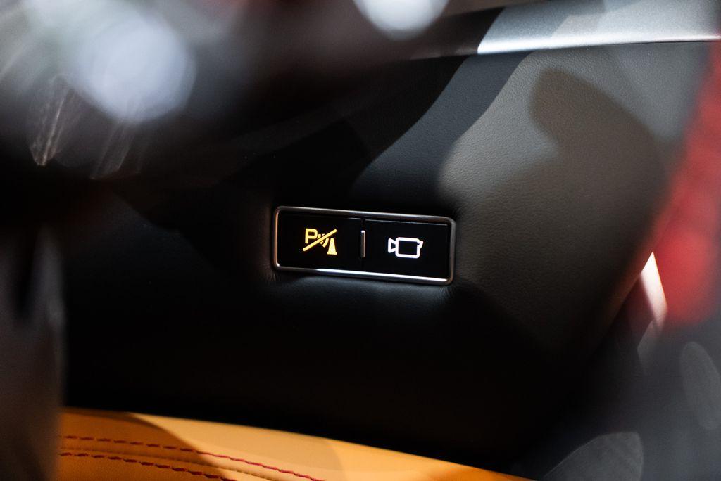 http://www.koenigseggchicago.com/galleria_images/30/30_p32_l.jpg