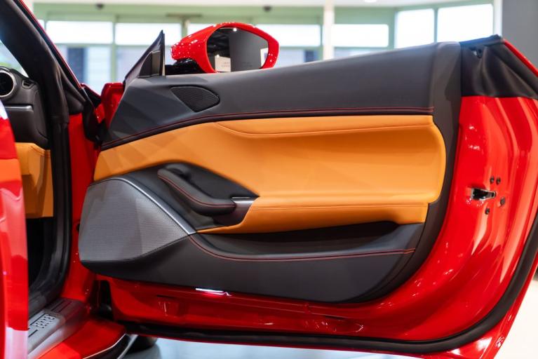 http://www.koenigseggchicago.com/galleria_images/30/30_p48_f.jpg