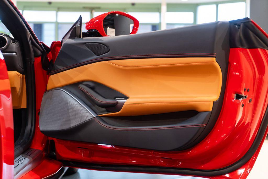 http://www.koenigseggchicago.com/galleria_images/30/30_p48_l.jpg