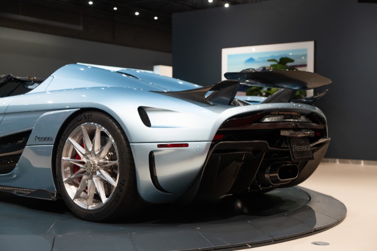 http://www.koenigseggchicago.com/galleria_images/6/6_p20_f.jpg