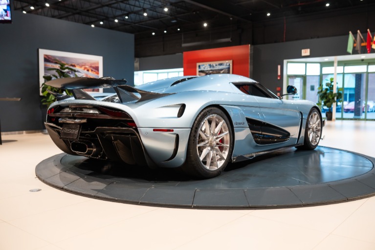 http://www.koenigseggchicago.com/galleria_images/6/6_p60_f.jpg