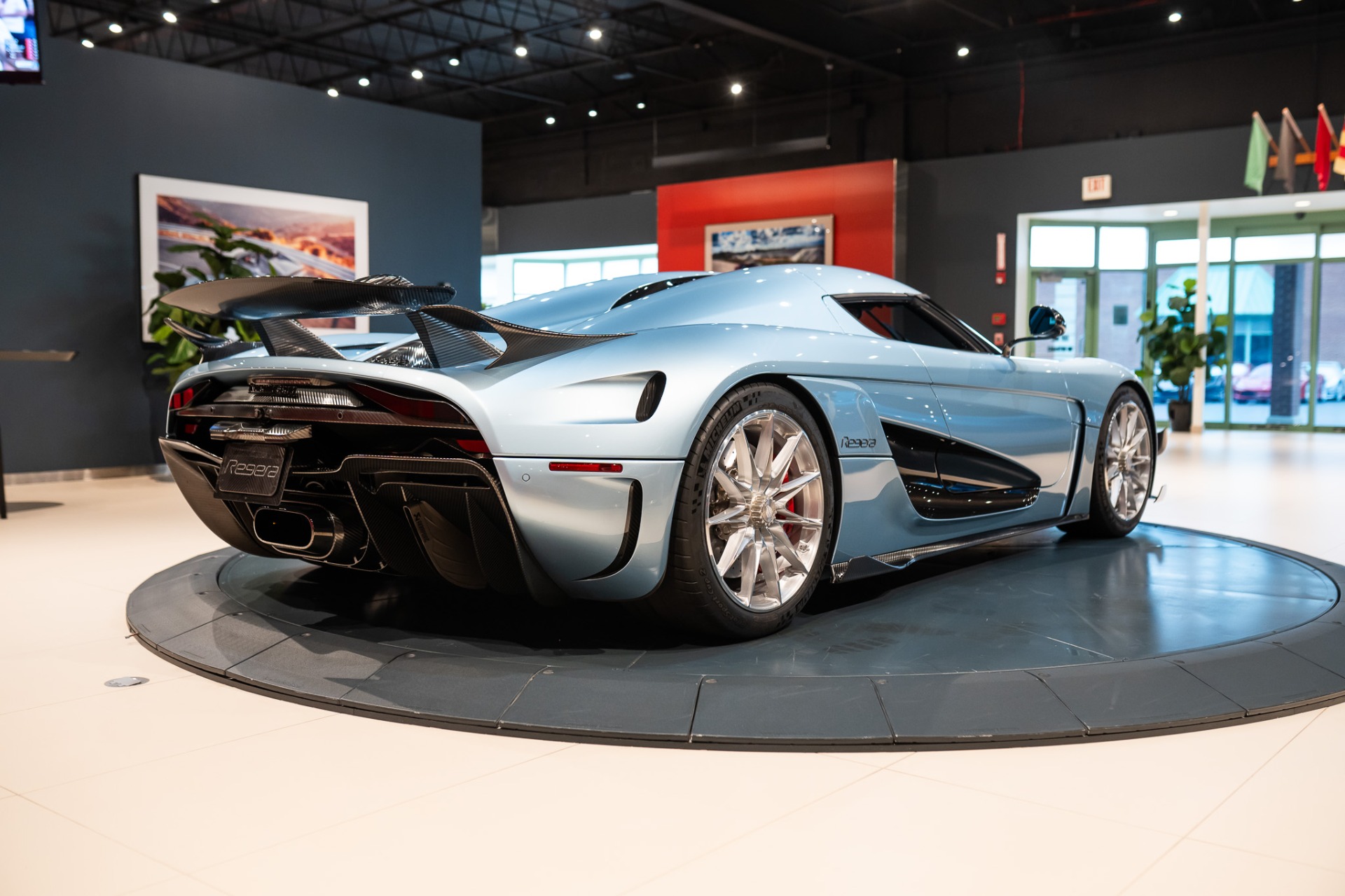 http://www.koenigseggchicago.com/galleria_images/6/6_p60_l.jpg