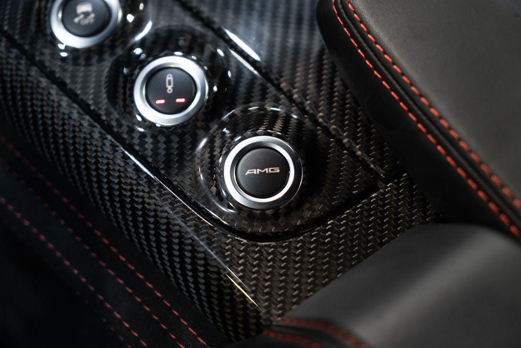 http://www.koenigseggchicago.com/galleria_images/66/66_p40_l.jpg