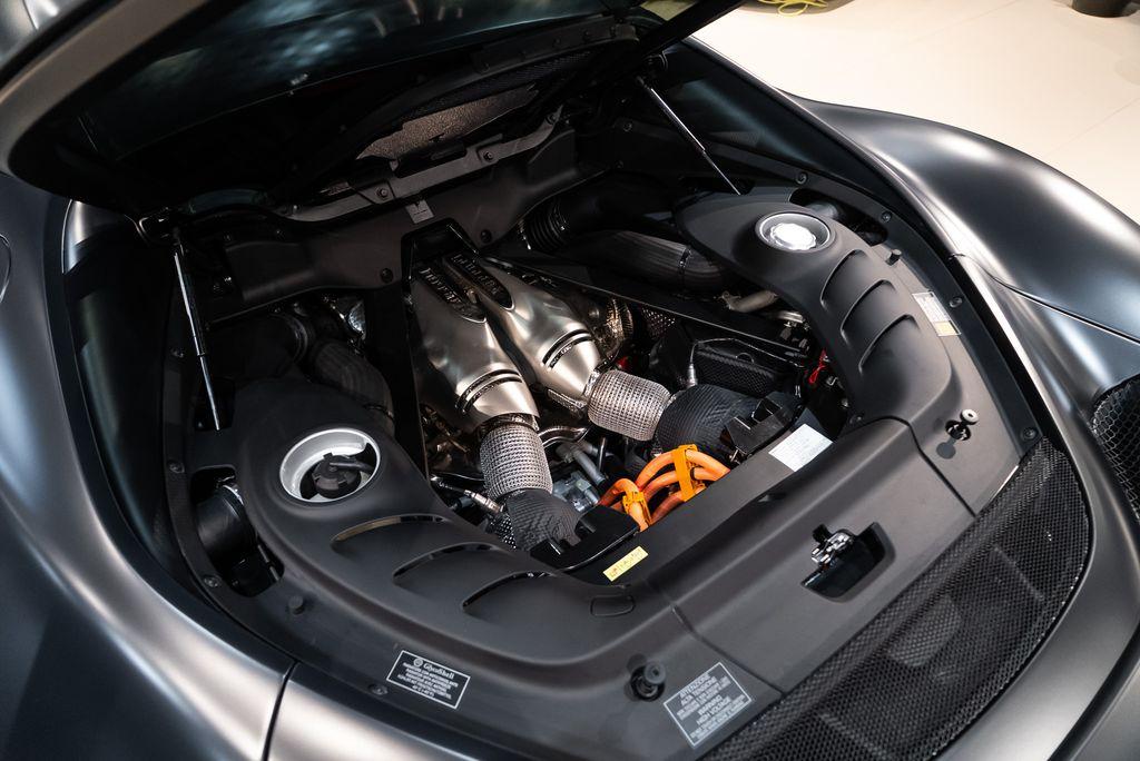 http://www.koenigseggchicago.com/galleria_images/71/71_p17_l.jpg