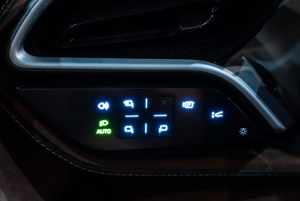 http://www.koenigseggchicago.com/galleria_images/71/71_p30_l.jpg