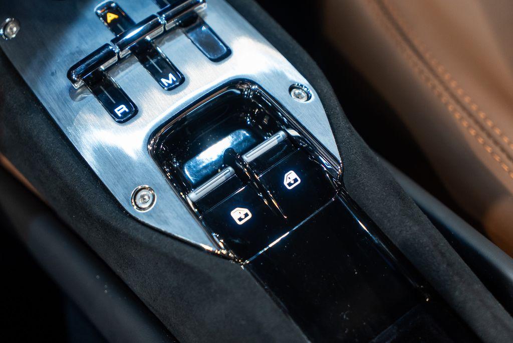 http://www.koenigseggchicago.com/galleria_images/71/71_p35_l.jpg