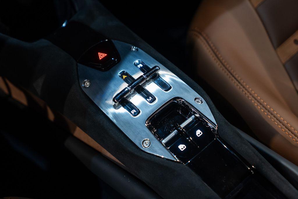 http://www.koenigseggchicago.com/galleria_images/71/71_p36_l.jpg