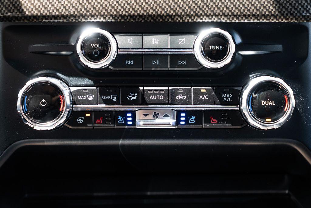 http://www.koenigseggchicago.com/galleria_images/74/74_p43_l.jpg