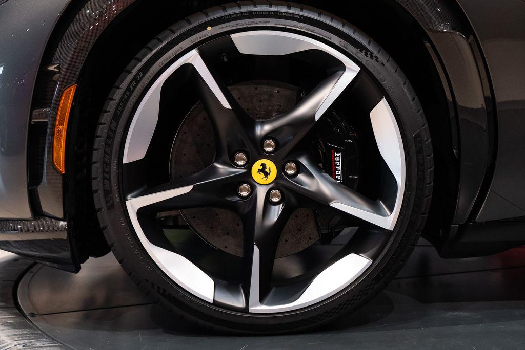http://www.koenigseggchicago.com/galleria_images/76/76_p13_l.jpg