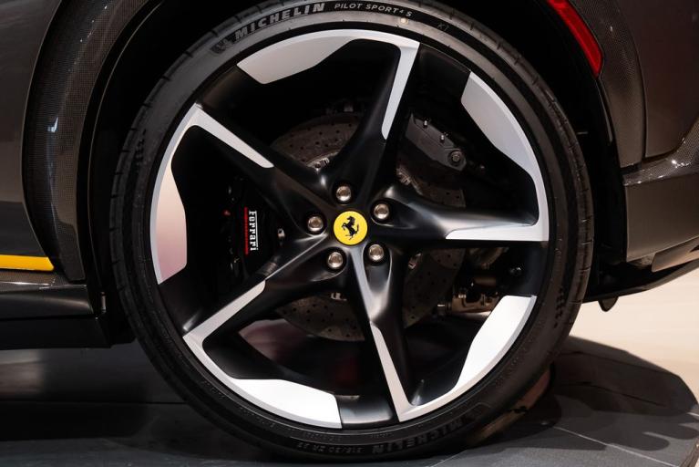 http://www.koenigseggchicago.com/galleria_images/76/76_p14_f.jpg