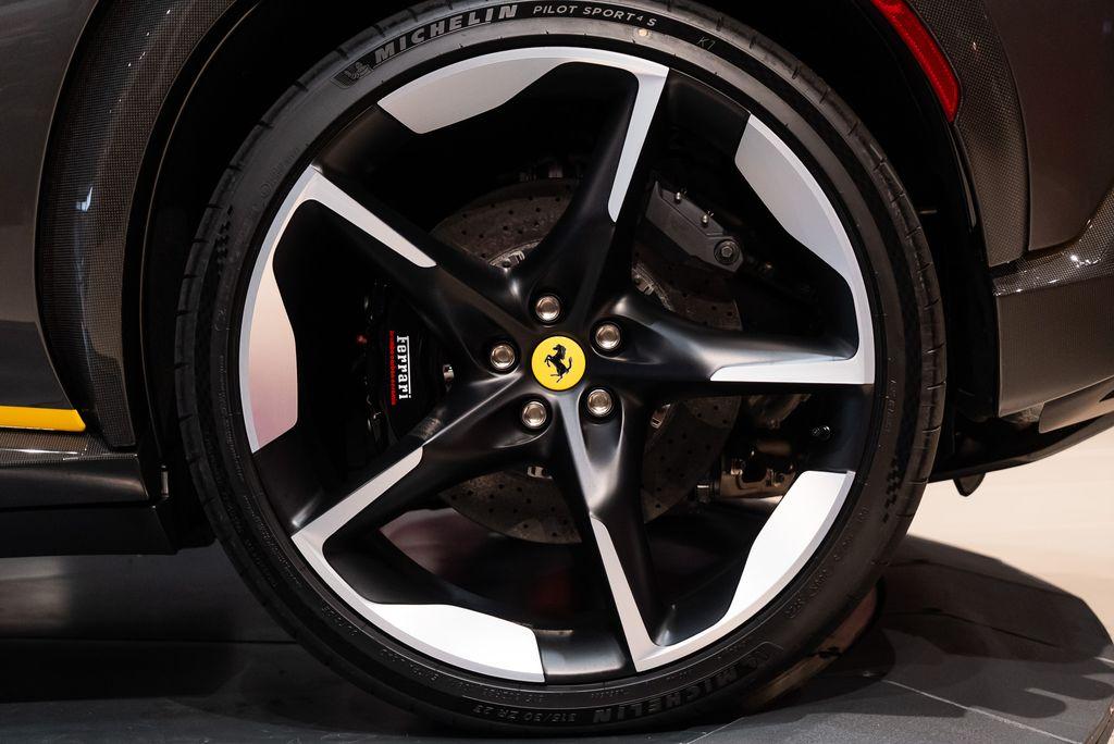 http://www.koenigseggchicago.com/galleria_images/76/76_p14_l.jpg
