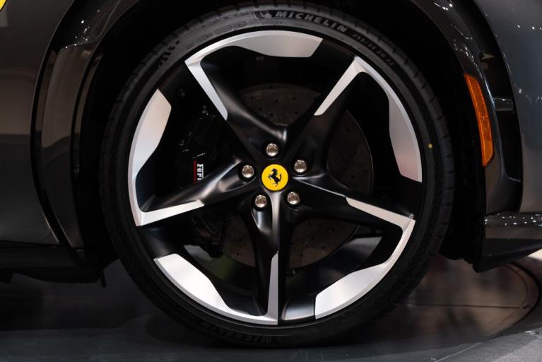 http://www.koenigseggchicago.com/galleria_images/76/76_p16_f.jpg