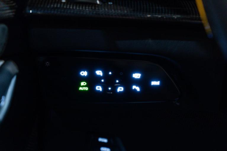http://www.koenigseggchicago.com/galleria_images/76/76_p34_f.jpg