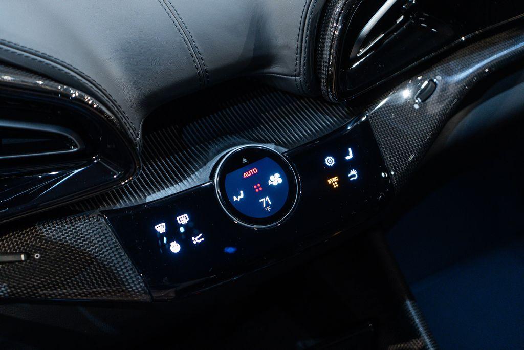 http://www.koenigseggchicago.com/galleria_images/76/76_p36_l.jpg