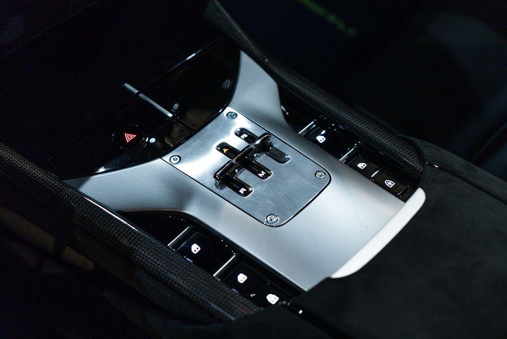 http://www.koenigseggchicago.com/galleria_images/76/76_p37_l.jpg