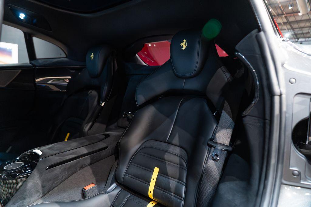 http://www.koenigseggchicago.com/galleria_images/76/76_p42_l.jpg