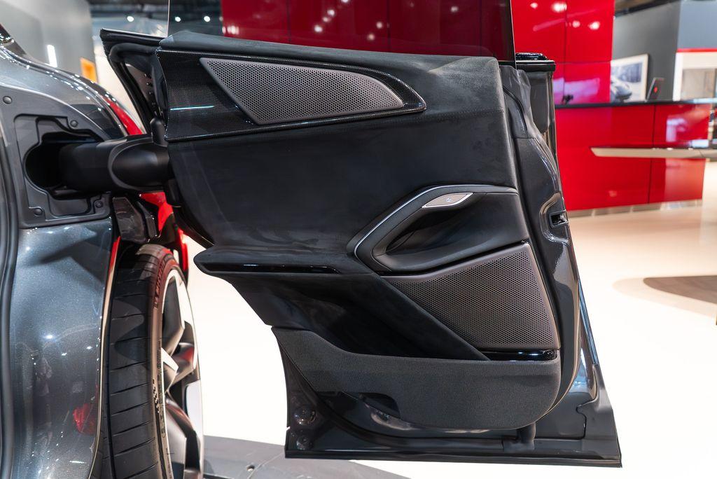 http://www.koenigseggchicago.com/galleria_images/76/76_p44_l.jpg