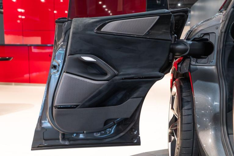 http://www.koenigseggchicago.com/galleria_images/76/76_p45_f.jpg