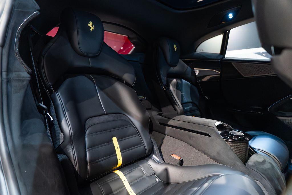 http://www.koenigseggchicago.com/galleria_images/76/76_p46_l.jpg