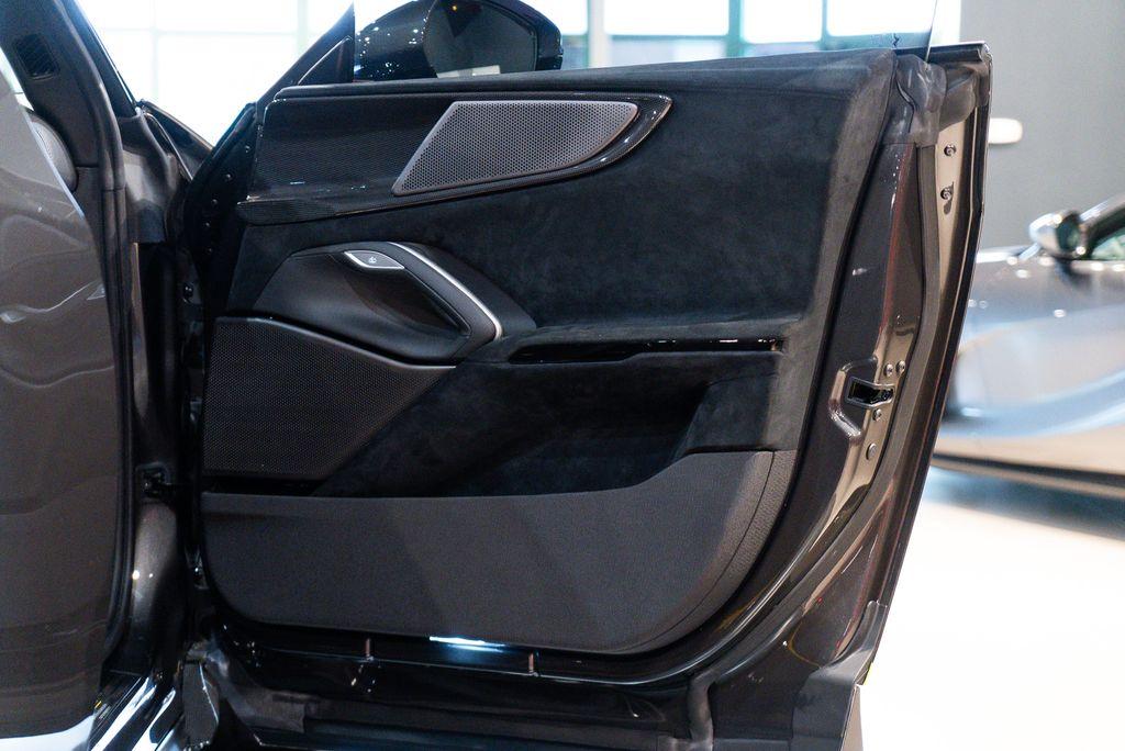http://www.koenigseggchicago.com/galleria_images/76/76_p49_l.jpg