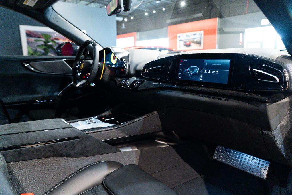 http://www.koenigseggchicago.com/galleria_images/76/76_p50_l.jpg
