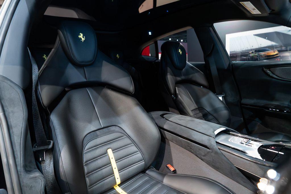 http://www.koenigseggchicago.com/galleria_images/76/76_p51_l.jpg