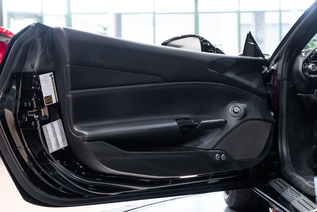 http://www.koenigseggchicago.com/galleria_images/77/77_p24_l.jpg