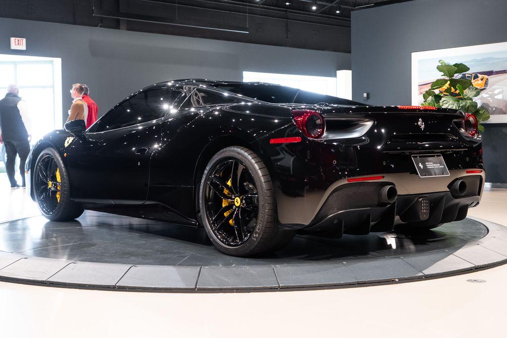 http://www.koenigseggchicago.com/galleria_images/77/77_p46_l.jpg