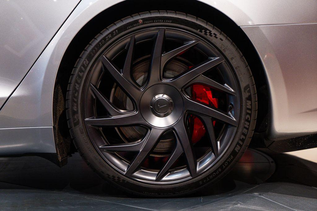 http://www.koenigseggchicago.com/galleria_images/78/78_p13_l.jpg