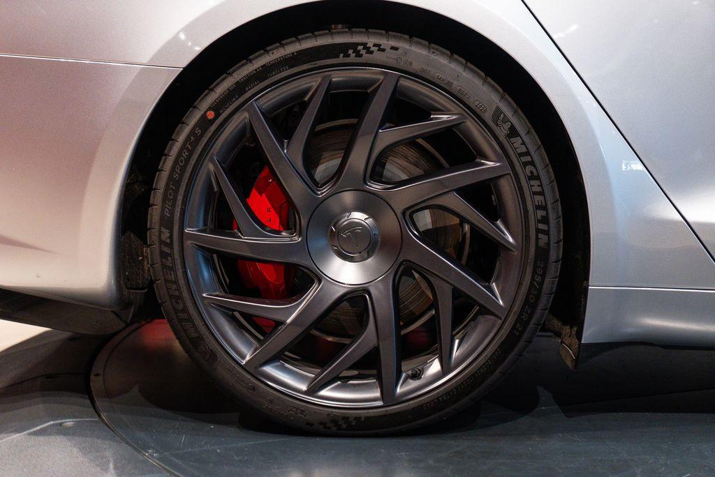 http://www.koenigseggchicago.com/galleria_images/78/78_p14_l.jpg