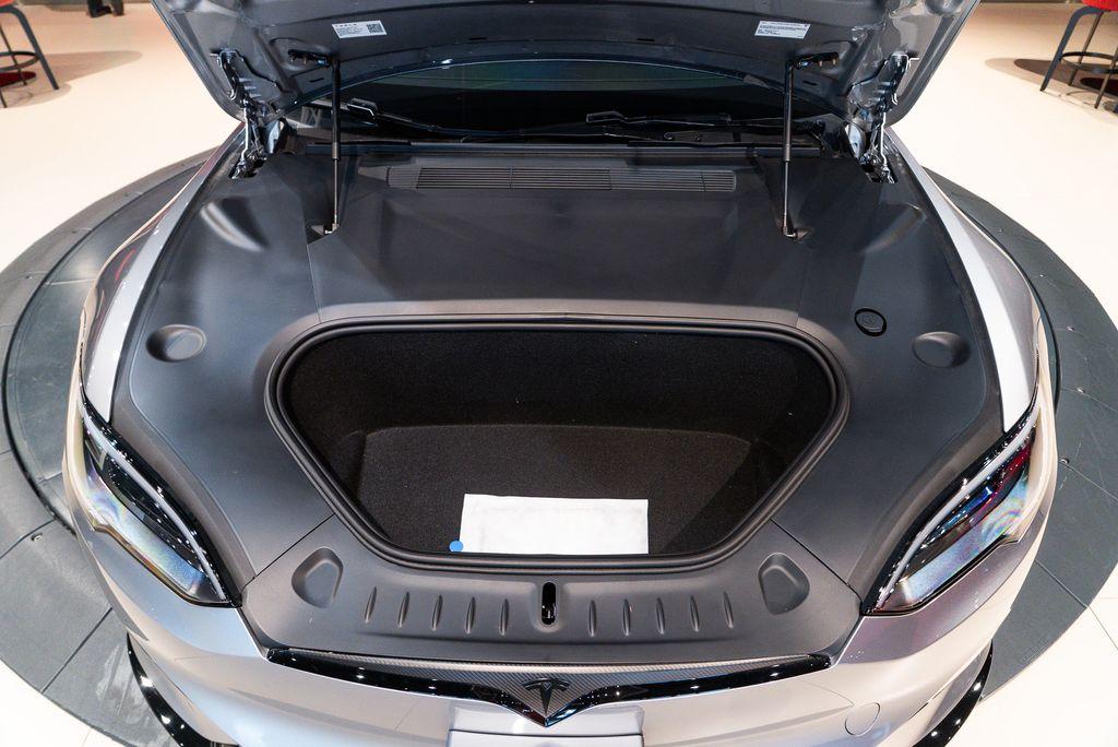 http://www.koenigseggchicago.com/galleria_images/78/78_p19_l.jpg