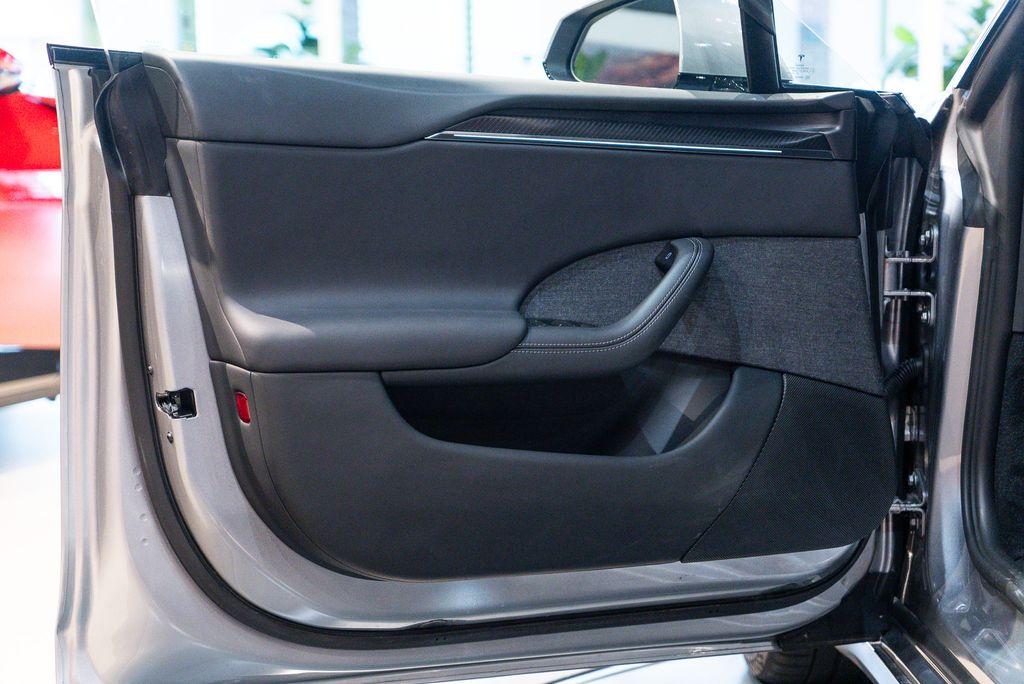 http://www.koenigseggchicago.com/galleria_images/78/78_p21_l.jpg