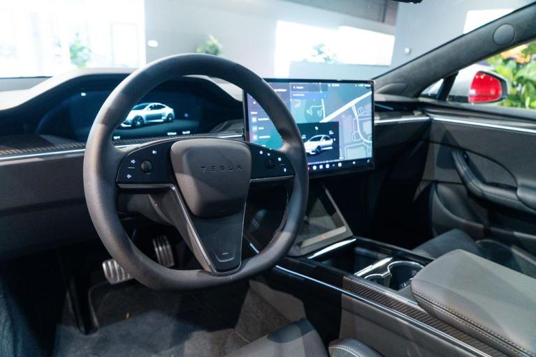 http://www.koenigseggchicago.com/galleria_images/78/78_p23_f.jpg