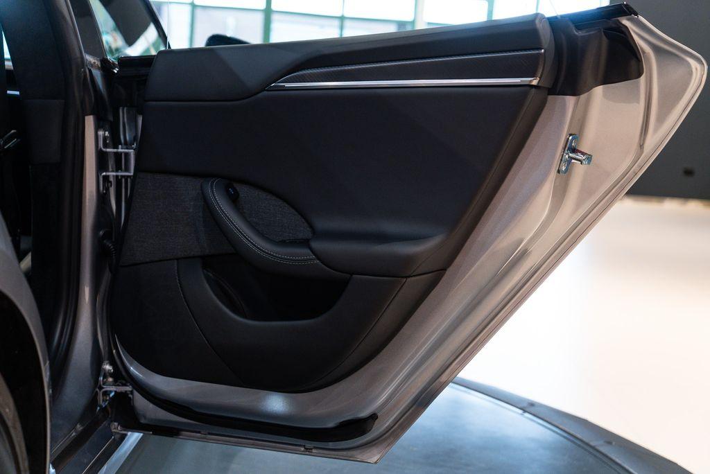 http://www.koenigseggchicago.com/galleria_images/78/78_p40_l.jpg
