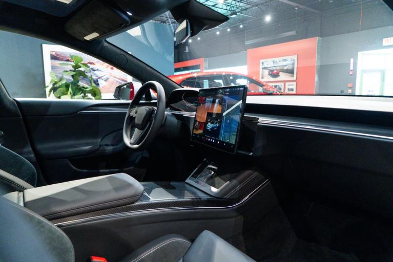http://www.koenigseggchicago.com/galleria_images/78/78_p43_f.jpg