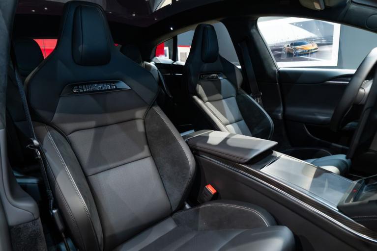 http://www.koenigseggchicago.com/galleria_images/78/78_p45_f.jpg