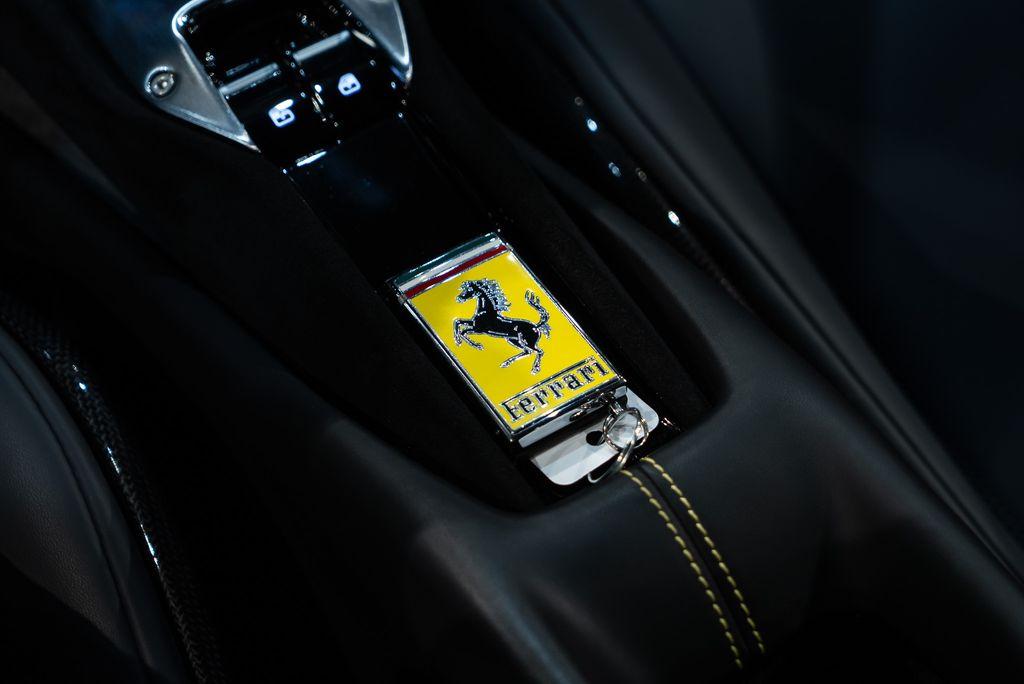 http://www.koenigseggchicago.com/galleria_images/79/79_p34_l.jpg