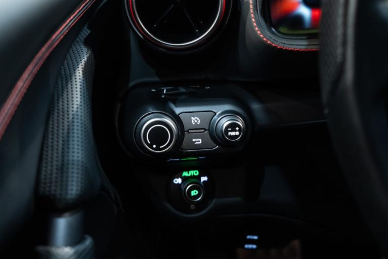 http://www.koenigseggchicago.com/galleria_images/80/80_p36_f.jpg