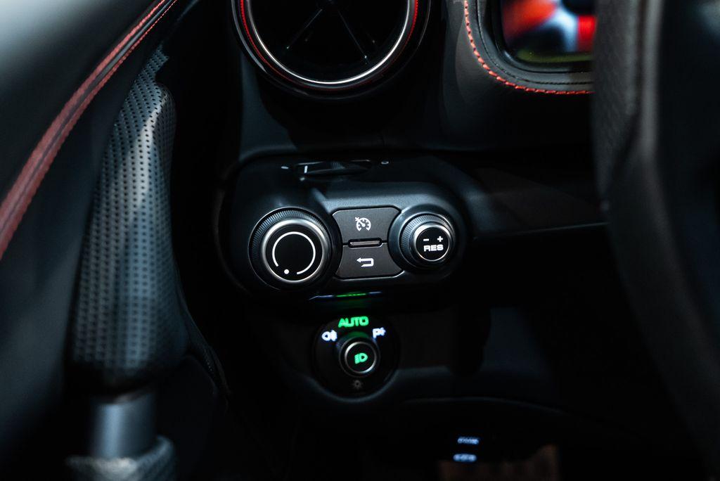 http://www.koenigseggchicago.com/galleria_images/80/80_p36_l.jpg