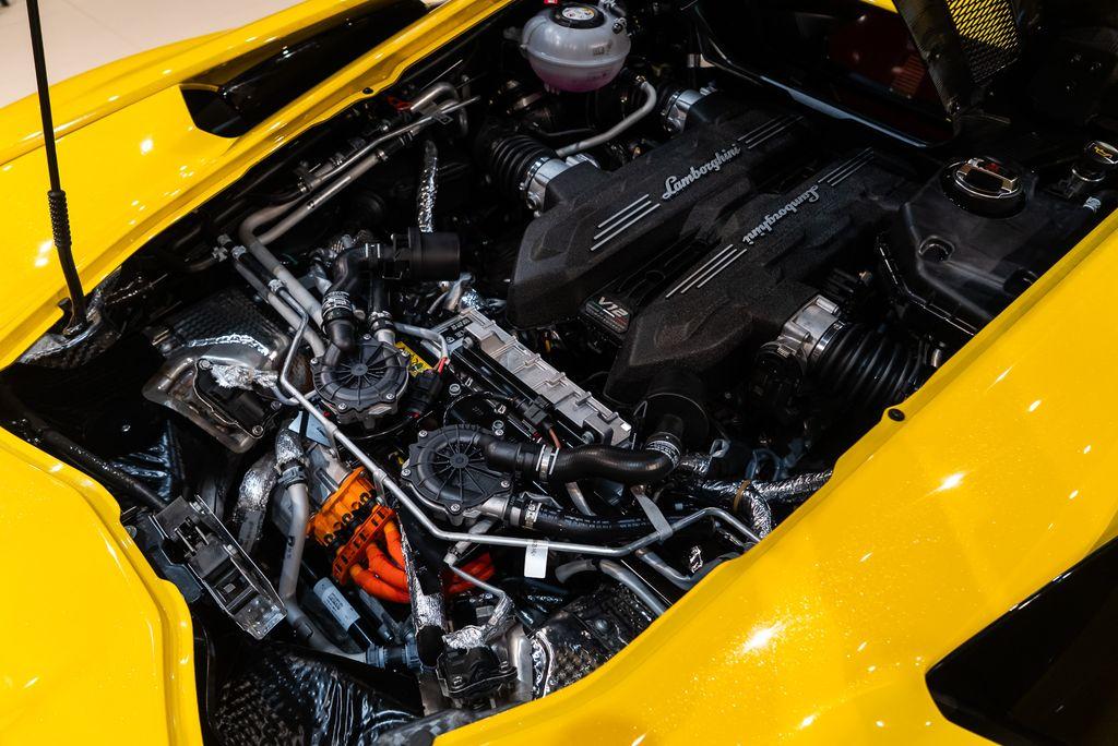 http://www.koenigseggchicago.com/galleria_images/82/82_p23_l.jpg